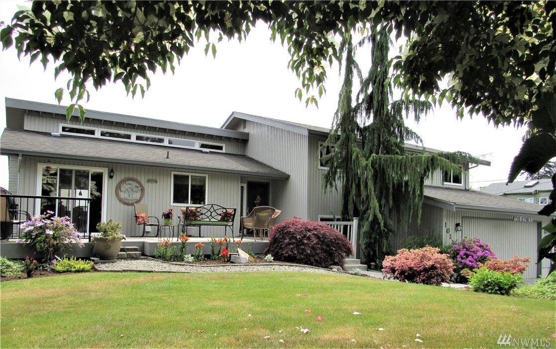 Property Photo: 1011 Temple Dr WA 98201