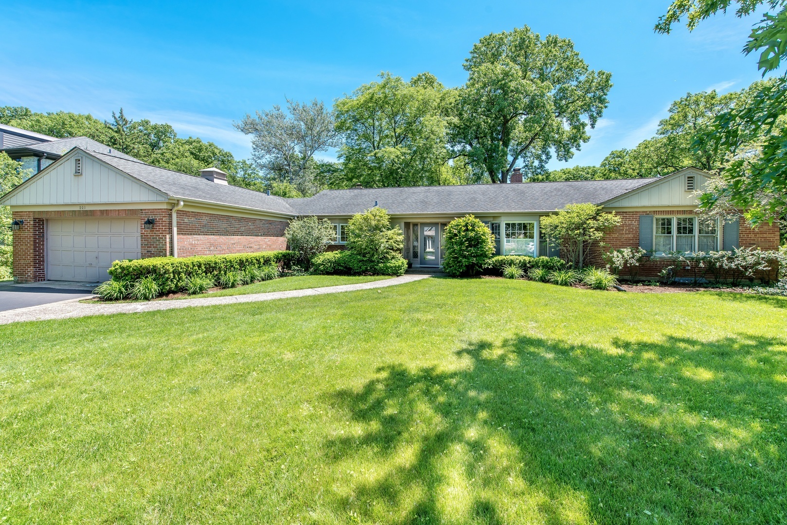 Property Photo:  801 Redwood Lane  IL 60025 