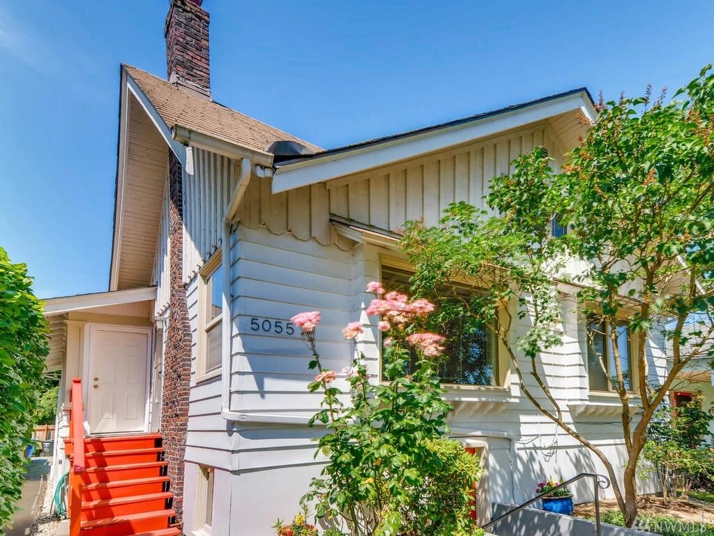 Property Photo:  5055 8th Ave NE  WA 98105 