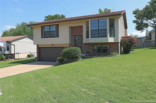 Property Photo: 1716 Parkside Pl 63052