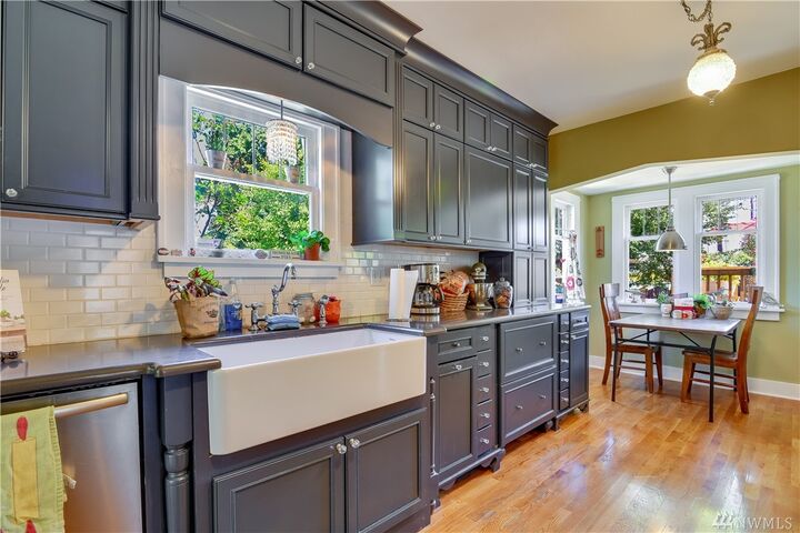 Property Photo:  1301 Oakes Ave  WA 98201 