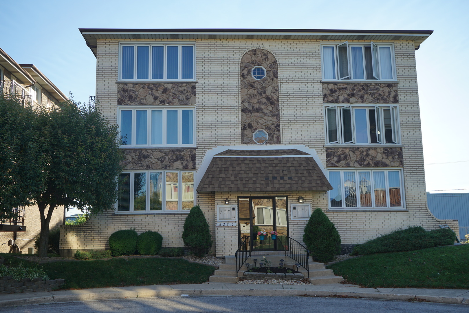 Property Photo: 6230 Newland Avenue 1N IL 60638