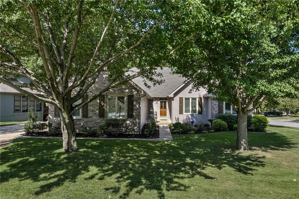 Property Photo:  1100 White Oak Lane  MO 64068 