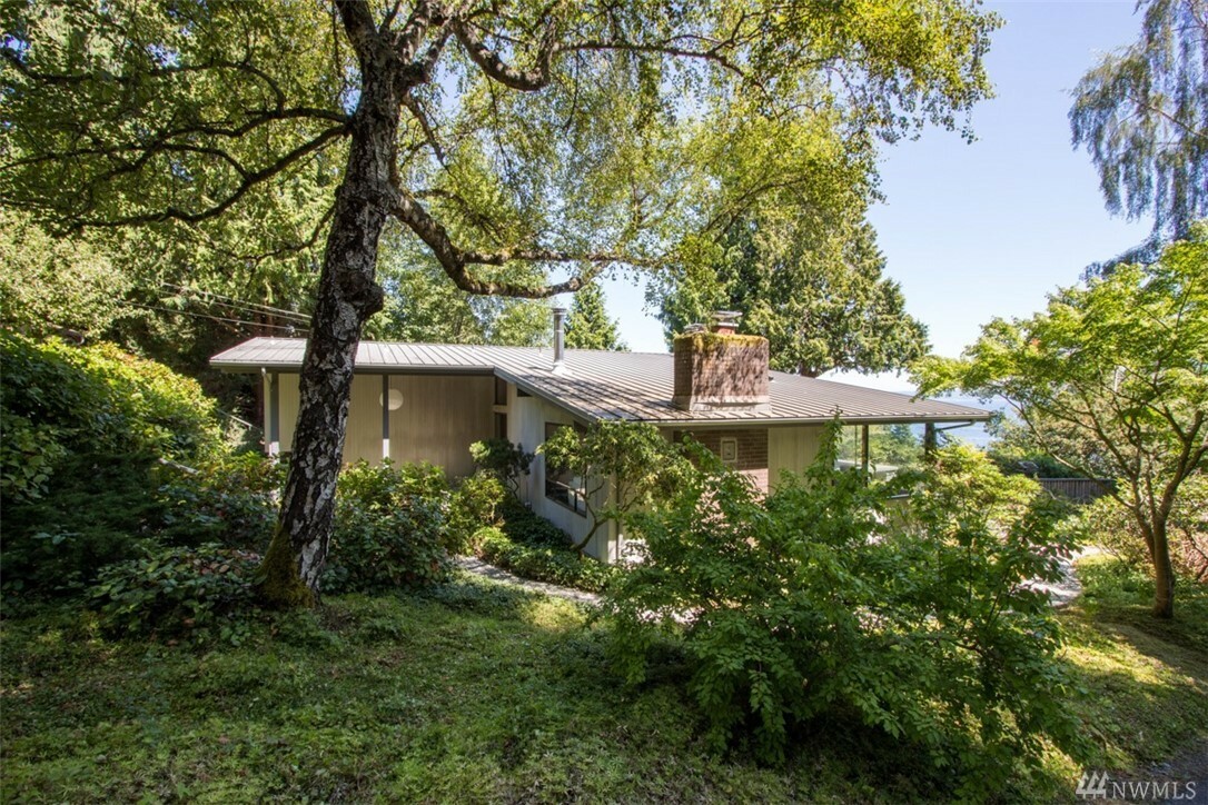 Property Photo: 15124 Sunrise Dr NE WA 98110