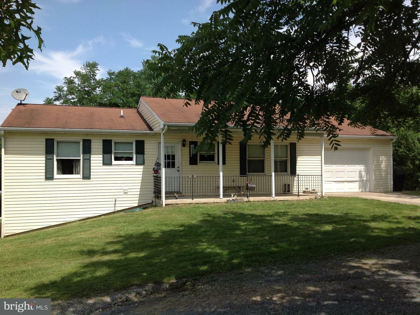 Property Photo: 1828 Pebble Court PA 17110
