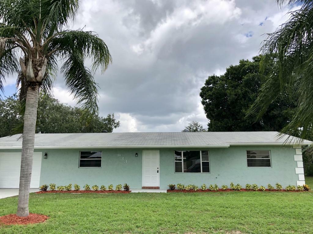 Property Photo:  933 SW Dalton Avenue  FL 34953 