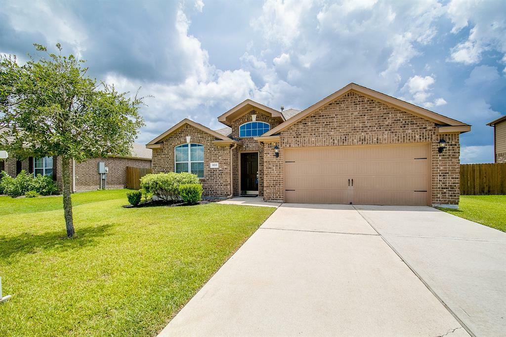 Property Photo: 9715 Golden Cypress Drive TX 77583