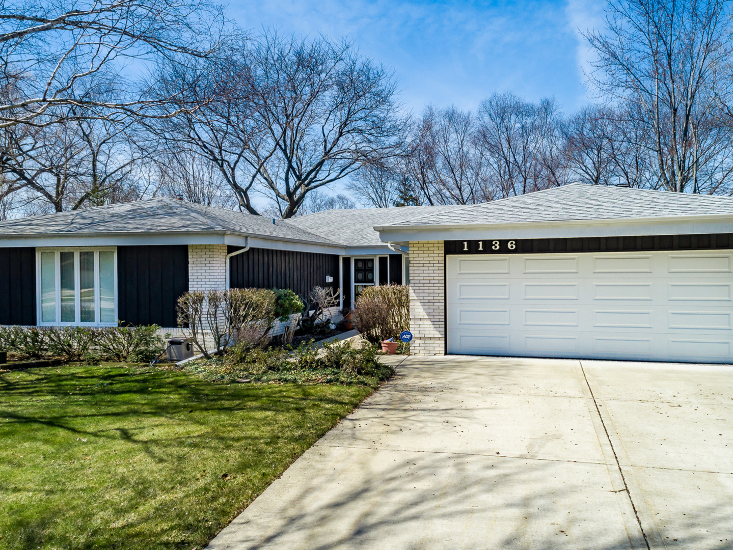 Property Photo:  1136 South Salem Lane  IL 60005 