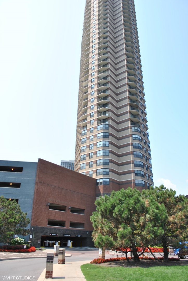 Property Photo: 3660 Lake Shore Drive 3504 IL 60613