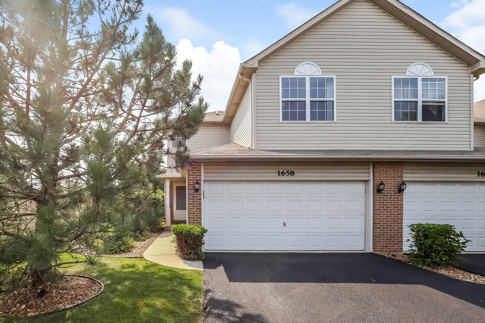 Property Photo: 1658 Windward Avenue IL 60563