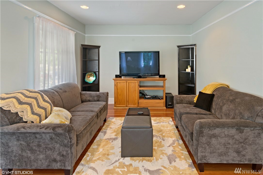Property Photo:  402 A St SW  WA 98001 