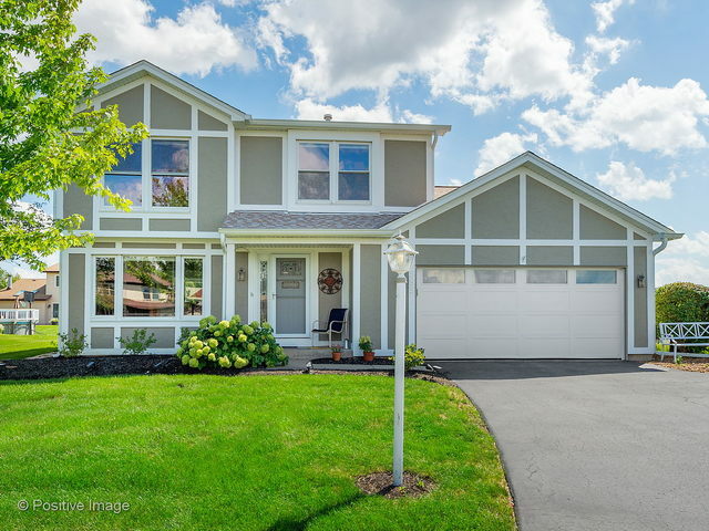 Property Photo: 585 Woodcrest Court IL 60188