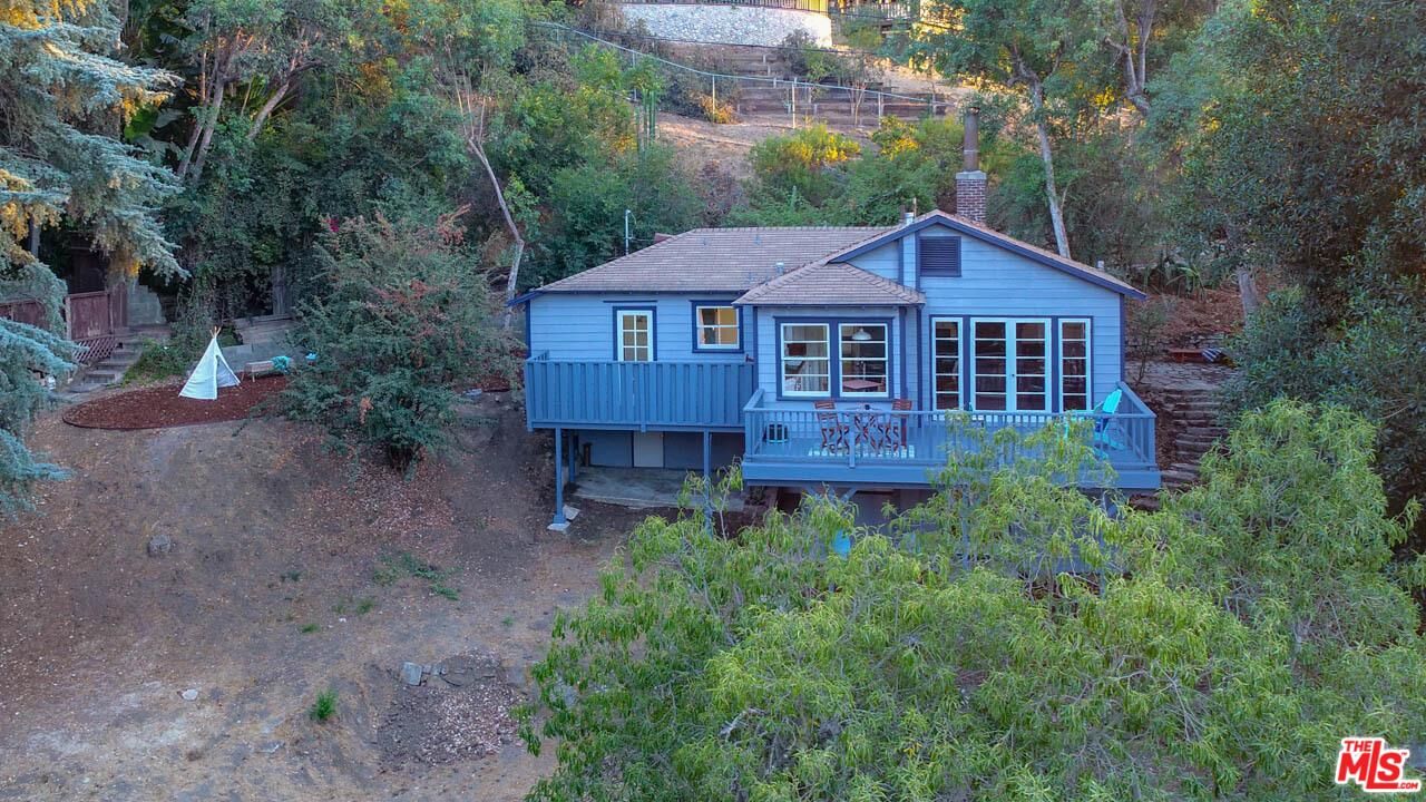 Property Photo:  1421 Avon Ter  CA 90026 