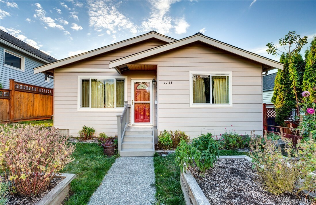 Property Photo:  1733 King St  WA 98225 