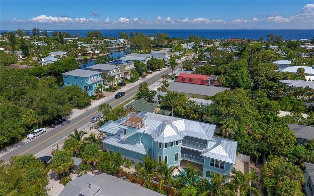 Property Photo: 407 Pine Avenue FL 34216