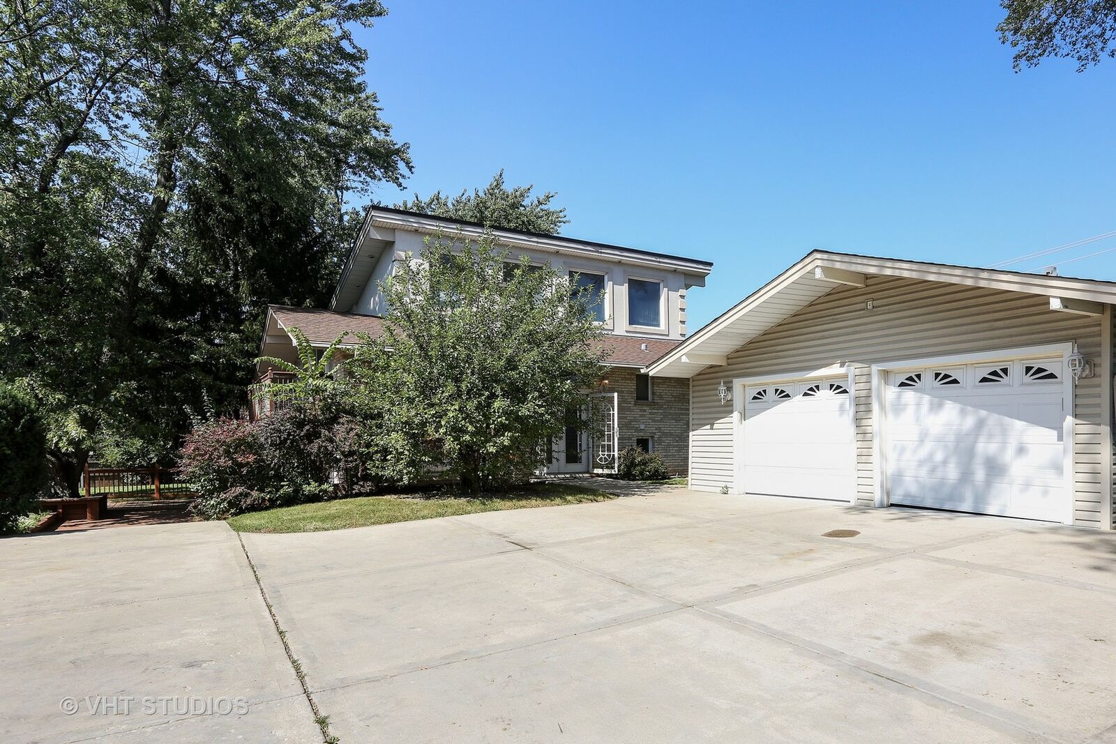 Property Photo:  1600 Meyers Road  IL 60148 