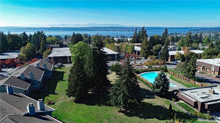Property Photo: 11120 NE 68th St 201 WA 98033