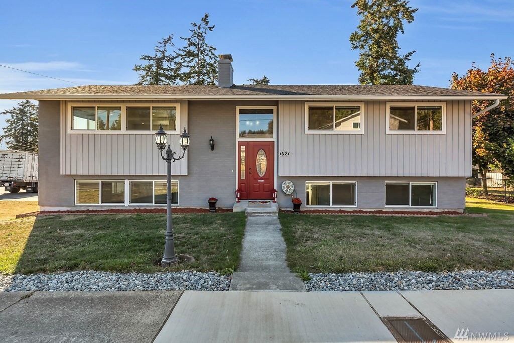 Property Photo: 1021 NE O'Leary St WA 98277