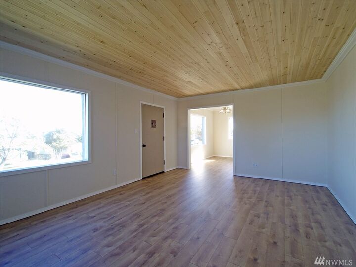 Property Photo: 106 E 9th St WA 98362