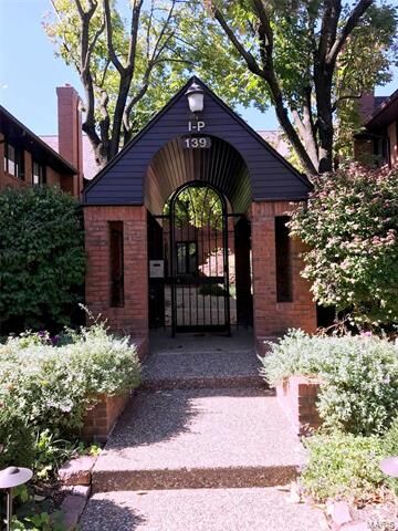 Property Photo: 139 Central N 63105