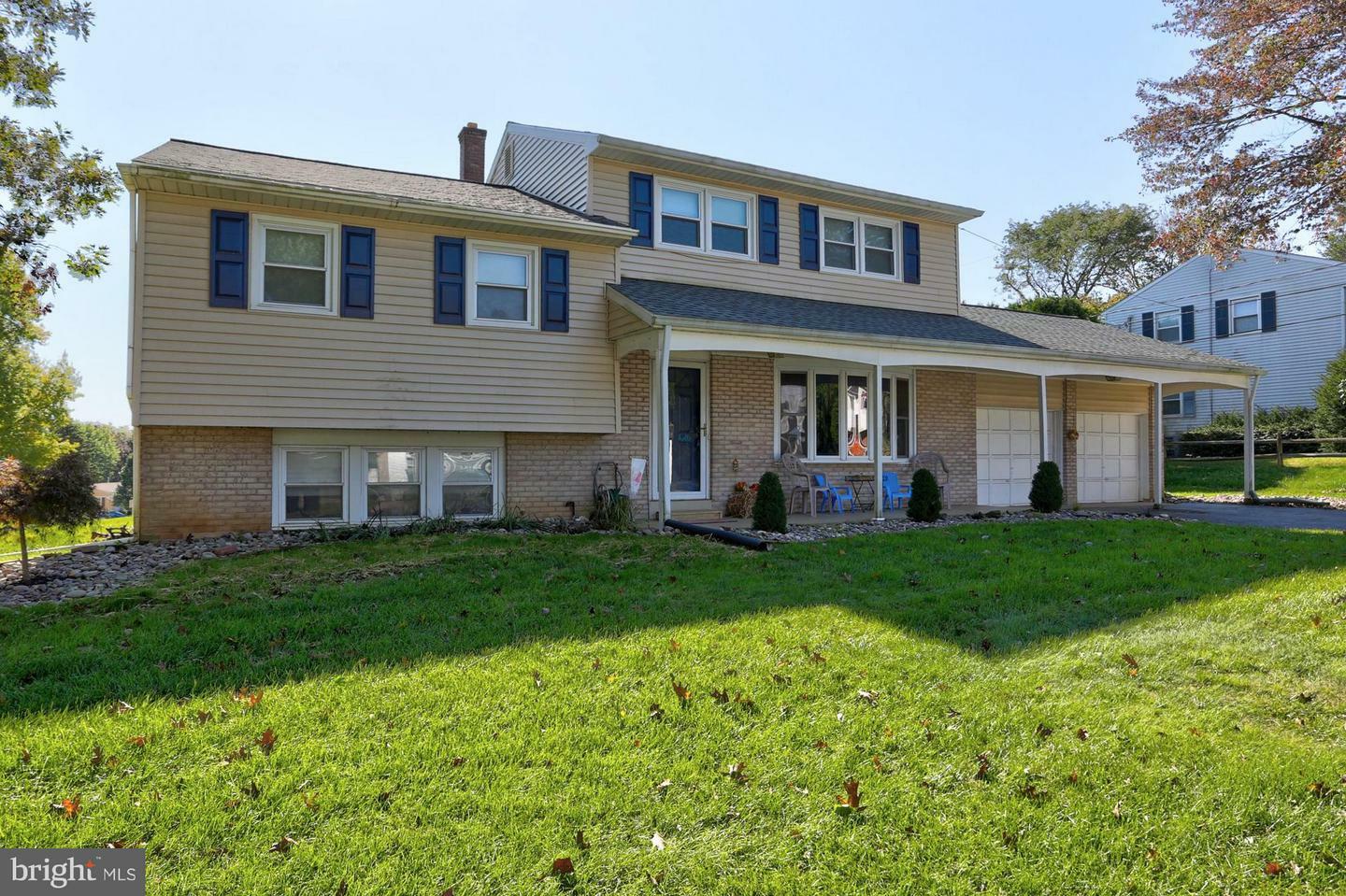 Property Photo:  640 Hedgerow Lane  PA 17601 