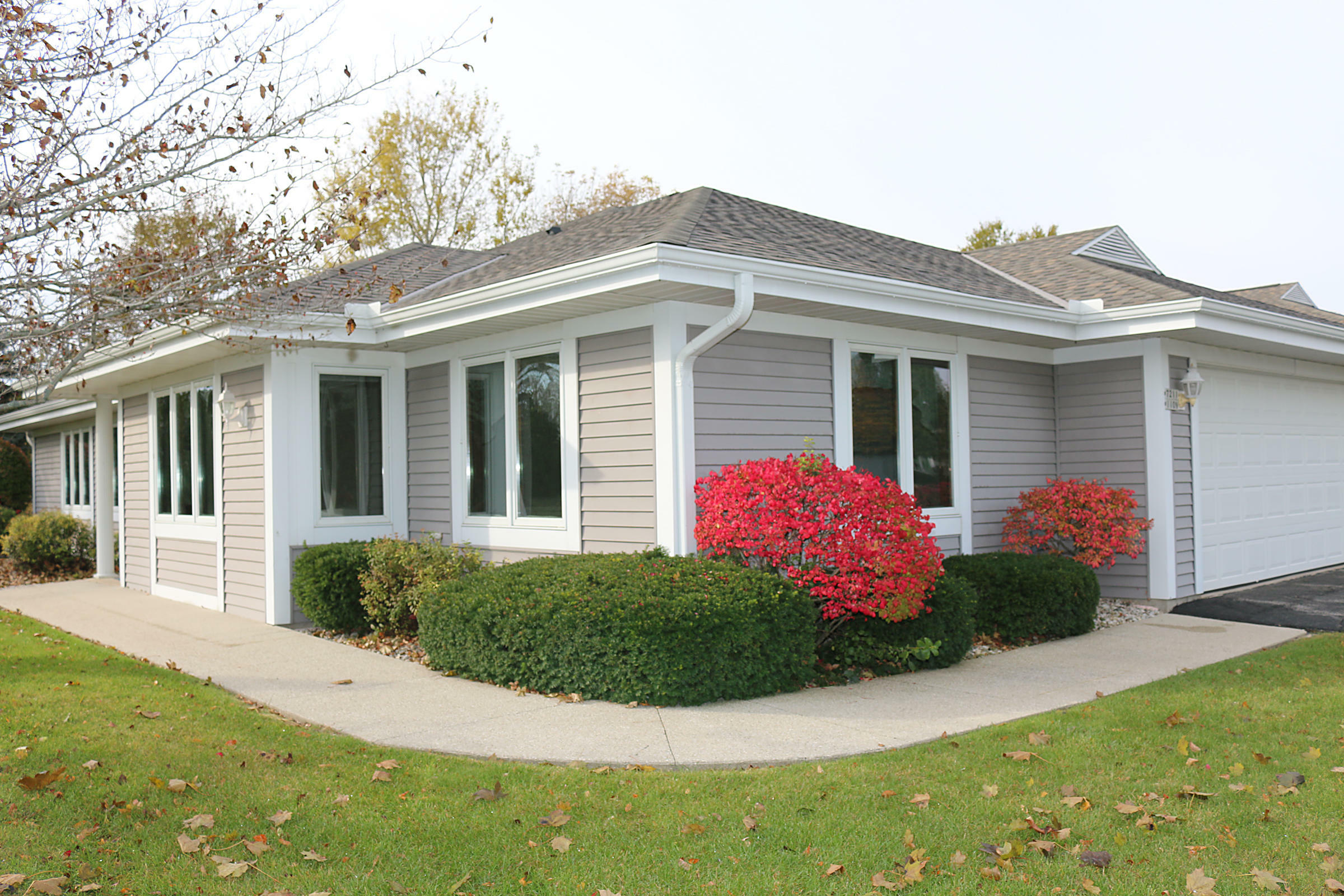 Property Photo:  7211 W Mequon Square Dr  WI 53092 