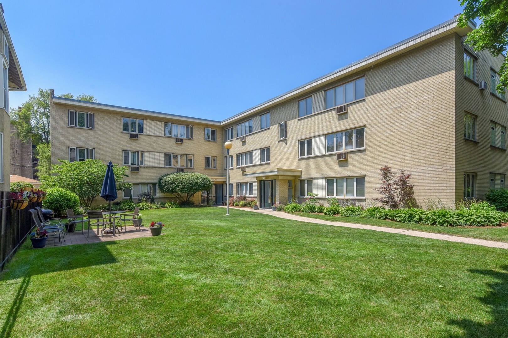Property Photo: 6312 North Paulina Street 2A IL 60660