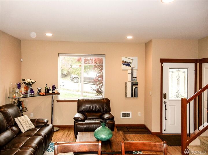 Property Photo: 5913 212th Place SW 4 WA 98043