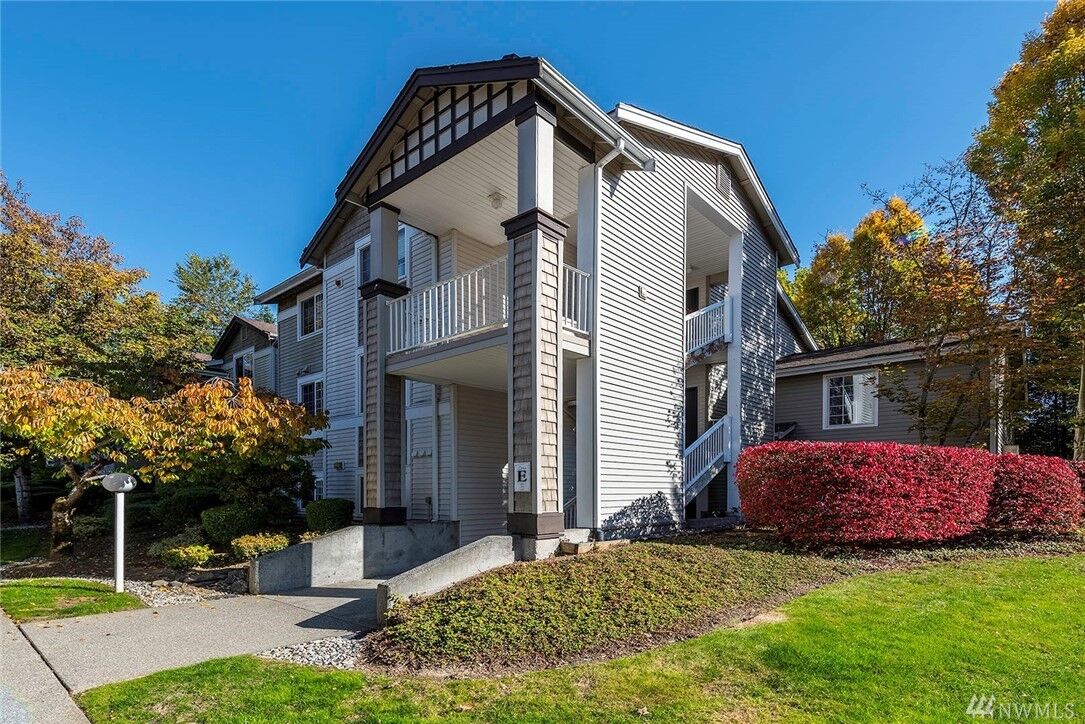 Property Photo: 25235 SE Klahanie Blvd E105 WA 98029