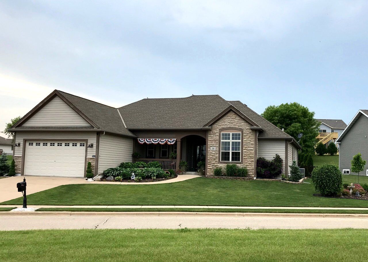 Property Photo:  208 Chapel Hill Dr  WI 53038 