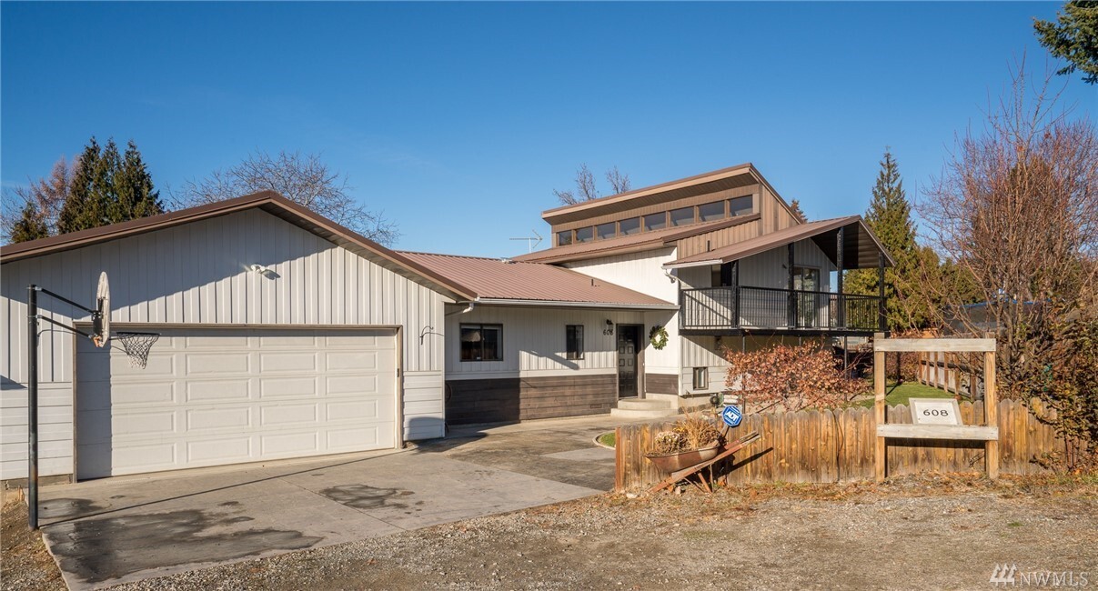 Property Photo: 608 N Larch Ave WA 98802