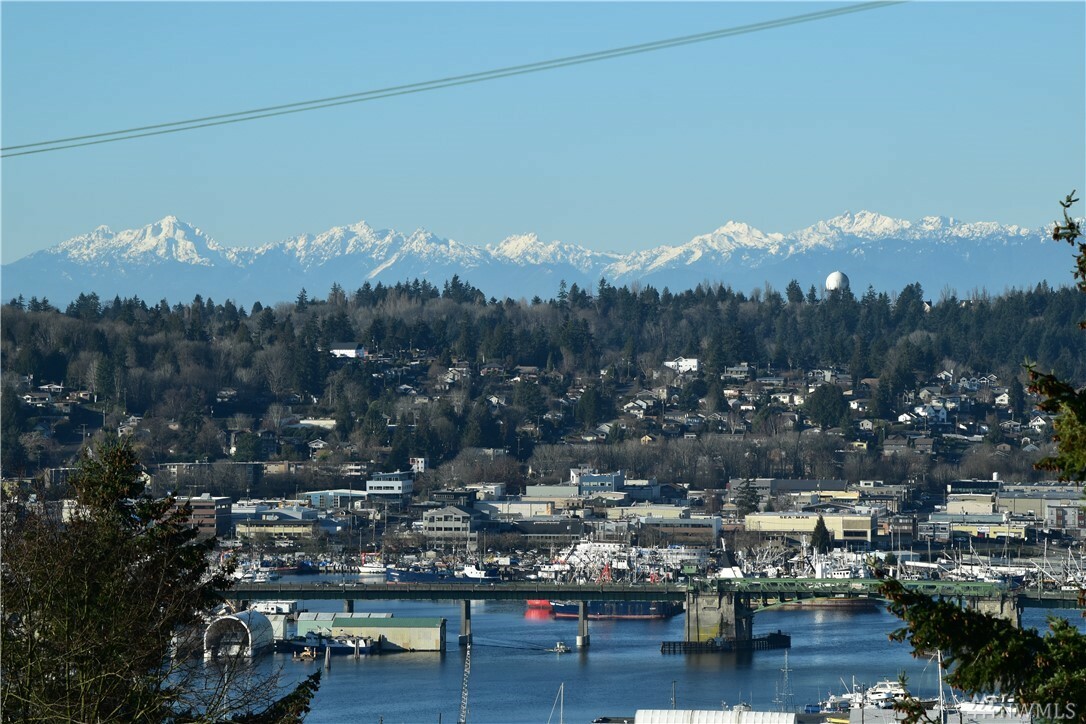 Property Photo: 4421 Greenwood Ave N 204 WA 98103