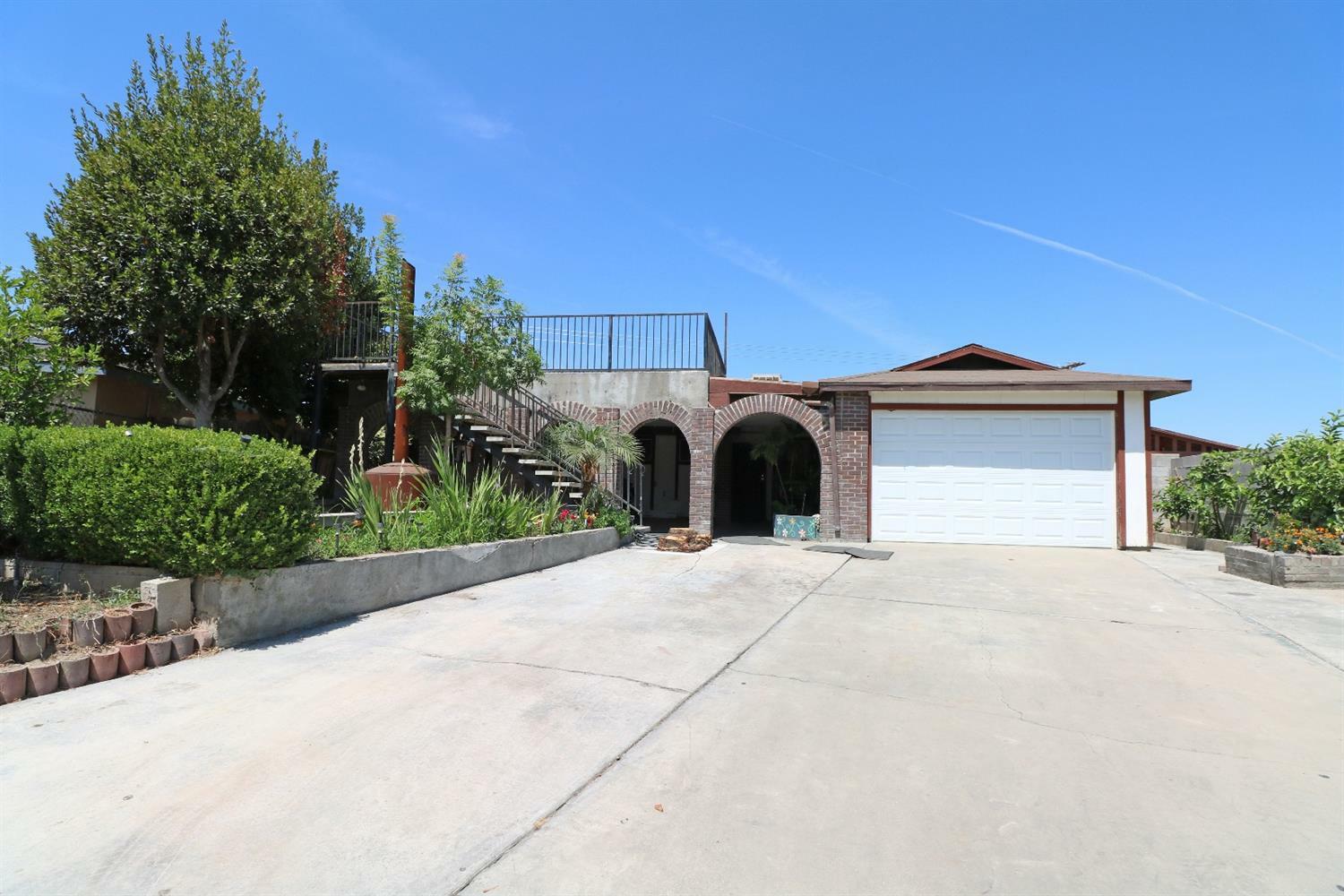 Property Photo:  813 N Virginia Avenue  CA 93223 