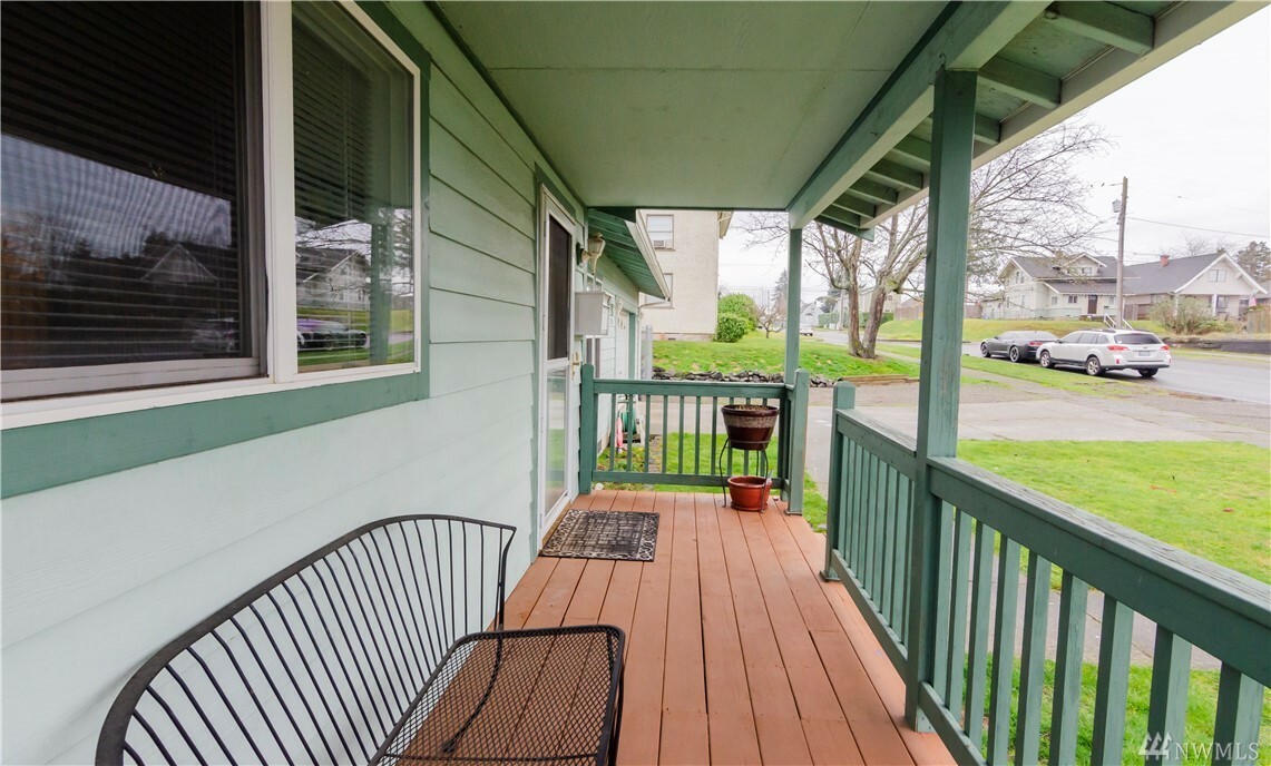 Property Photo:  1011 S 59th St  WA 98408 