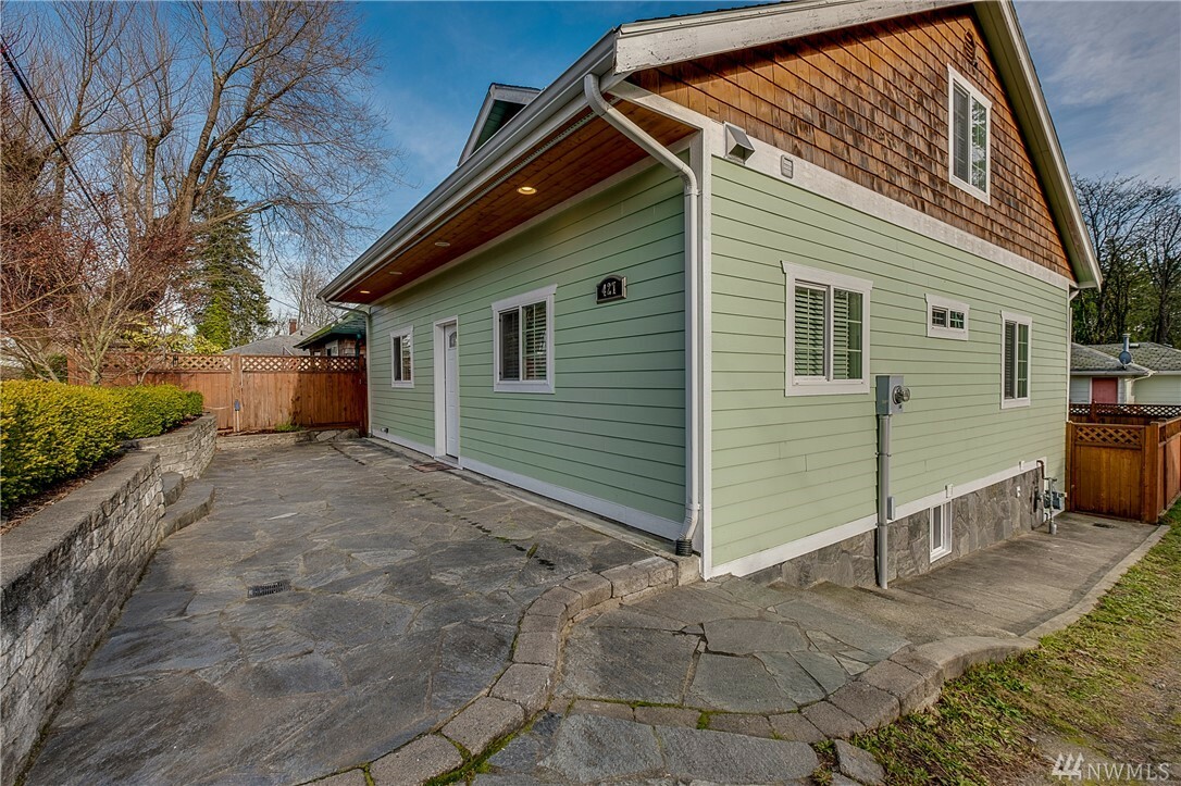 Property Photo:  427 Tracy Ave N  WA 98366 