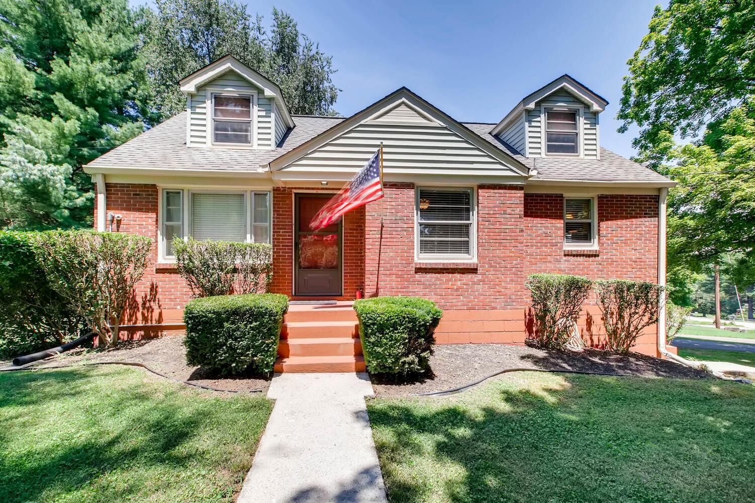 Property Photo: 828 Allen Rd TN 37214