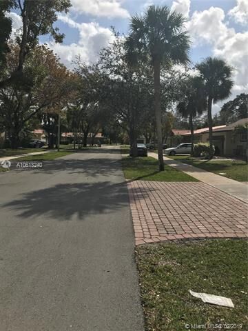 Property Photo: 6961 Bottlebrush Dr FL 33014