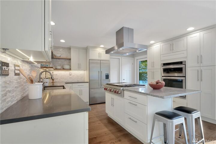 Property Photo:  615 164th Place NE  WA 98008 