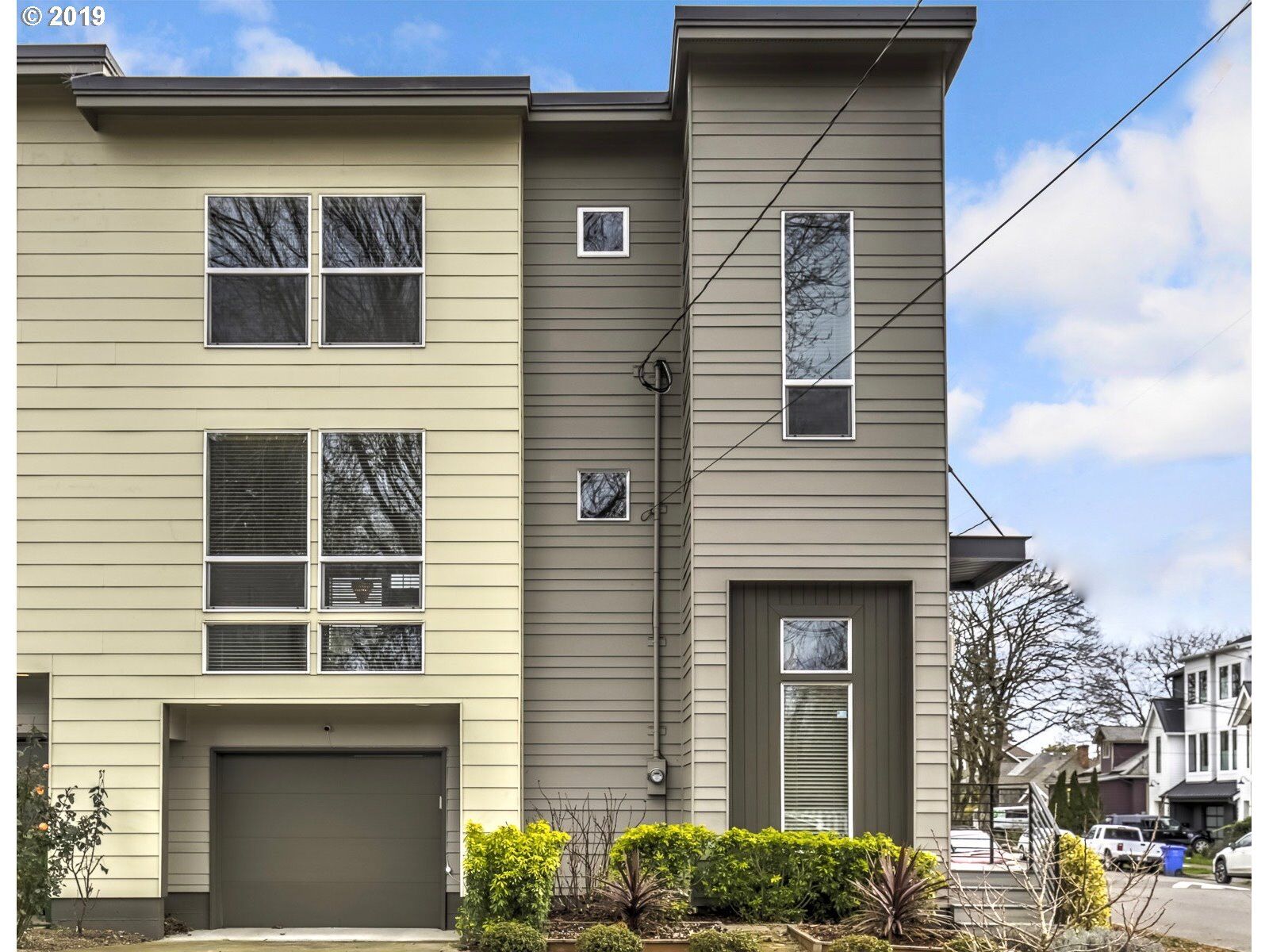 Property Photo: 3908 SE 28th Pl OR 97202