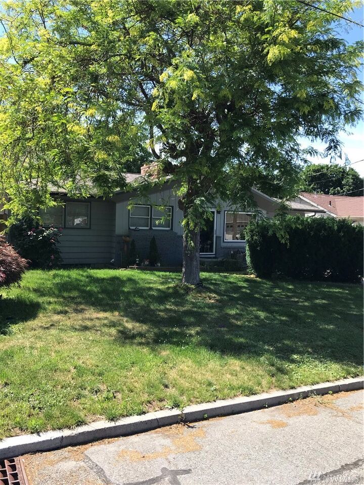 Property Photo:  1414 S Oak St  WA 98801 