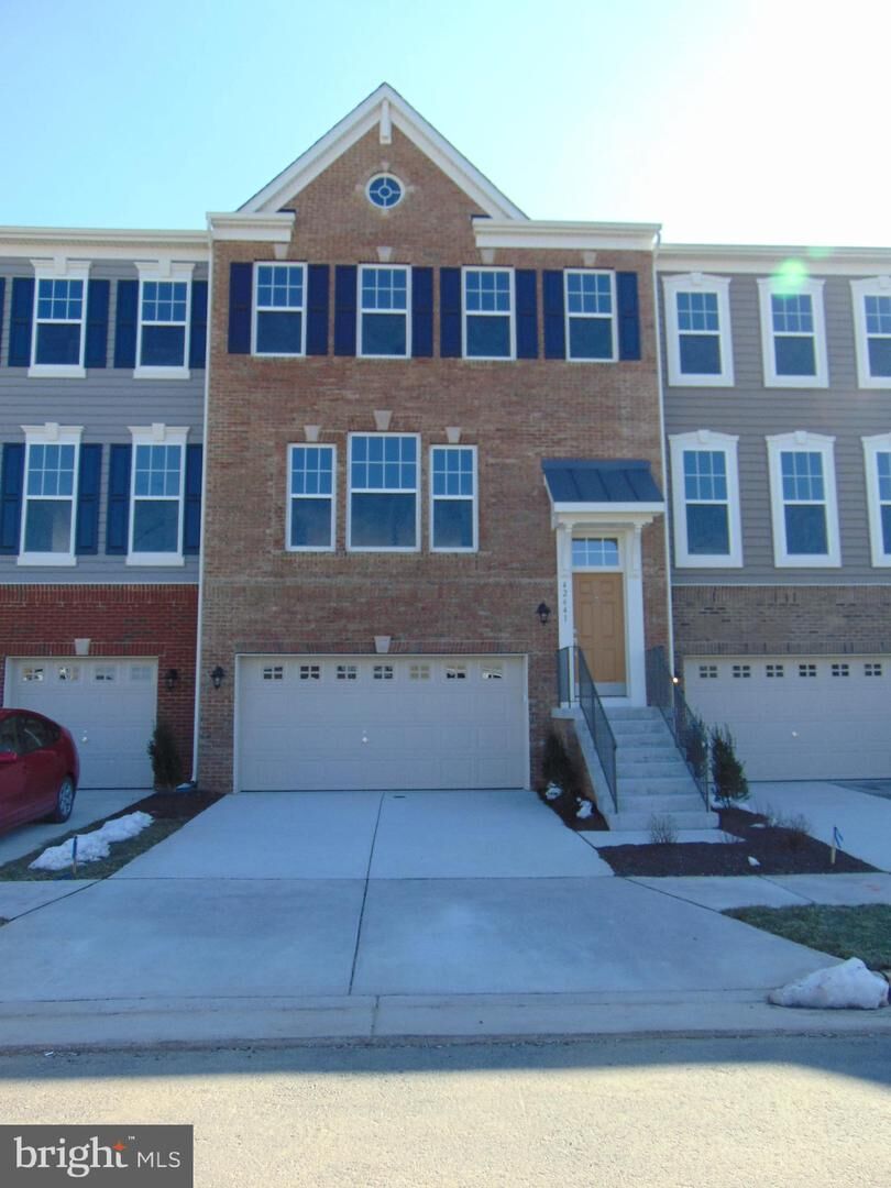 Property Photo:  42641 Oak Park Sq  VA 20148 