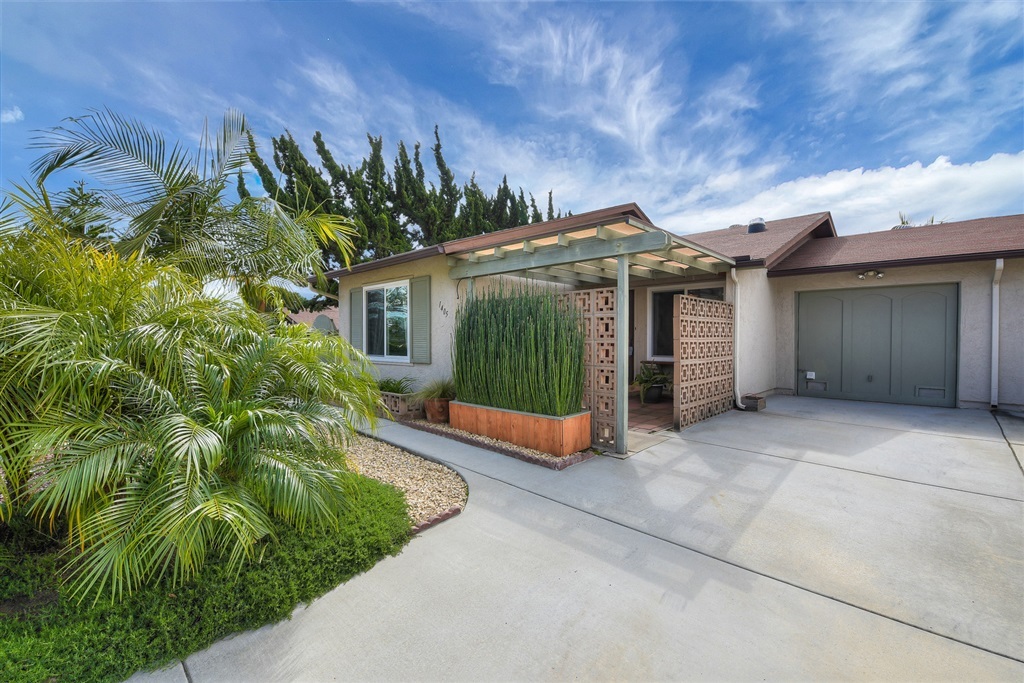 Property Photo:  1405 Temple Heights Dr.  CA 92056 