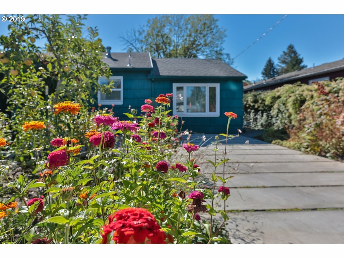 Property Photo: 5908 SE Reedway St OR 97206