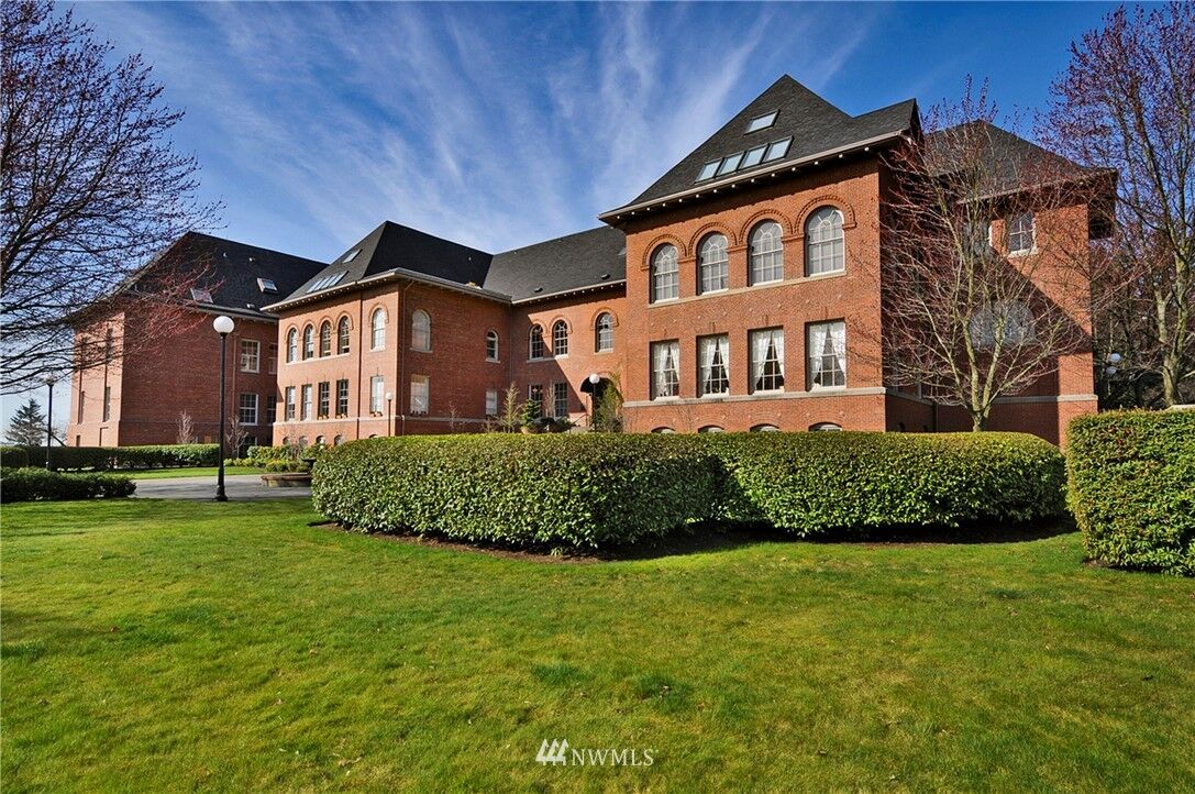 Property Photo: 1401 5th Avenue W 215 WA 98119