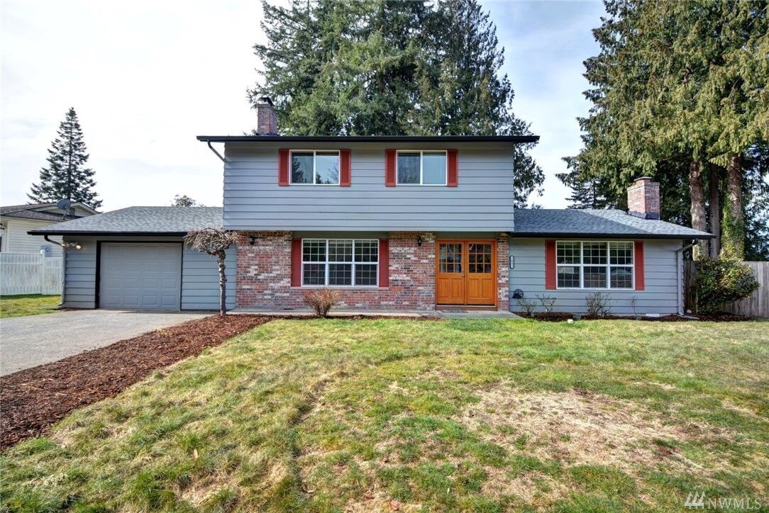 Property Photo:  1042 E Robinhood Dr  WA 98223 