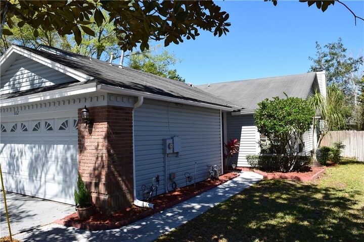 Property Photo: 862 Weatherly Court FL 32750