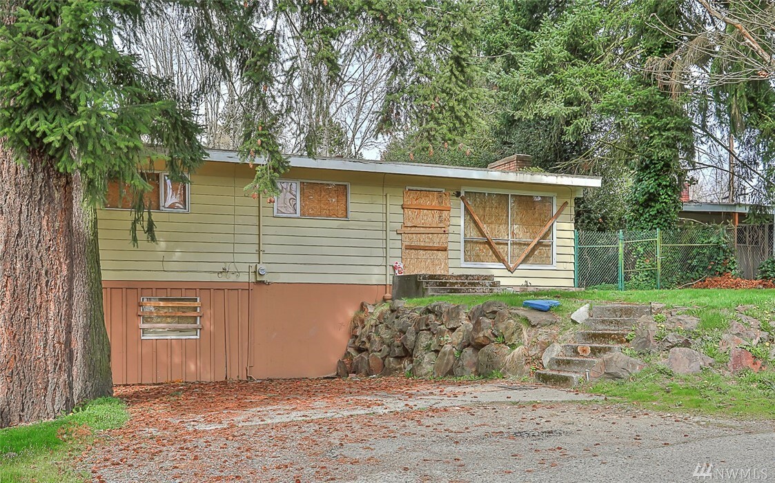 Property Photo:  516 S 132nd St  WA 98168 