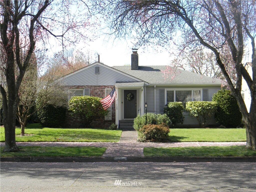Property Photo:  1409 18th Avenue  WA 98632 