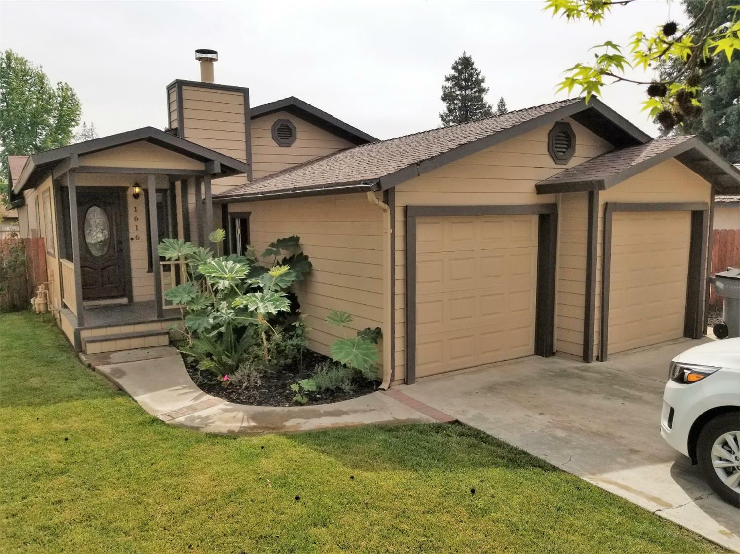 Property Photo:  1616 S Regina Street  CA 93292 