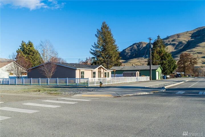 Property Photo:  305 S Bradley St  WA 98816 